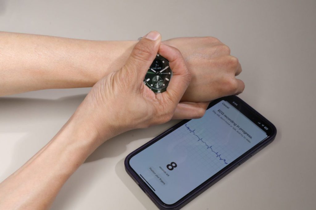 讀取心電圖時，需要用手指遮蓋錶框，Withings app 會有同步顯示