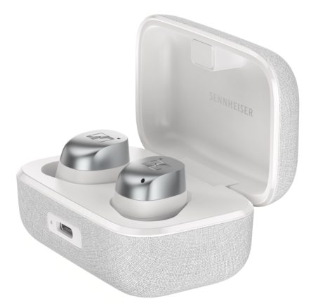 白色版本的耳機今次配上銀色外殼，充電盒則換成淺灰白色。