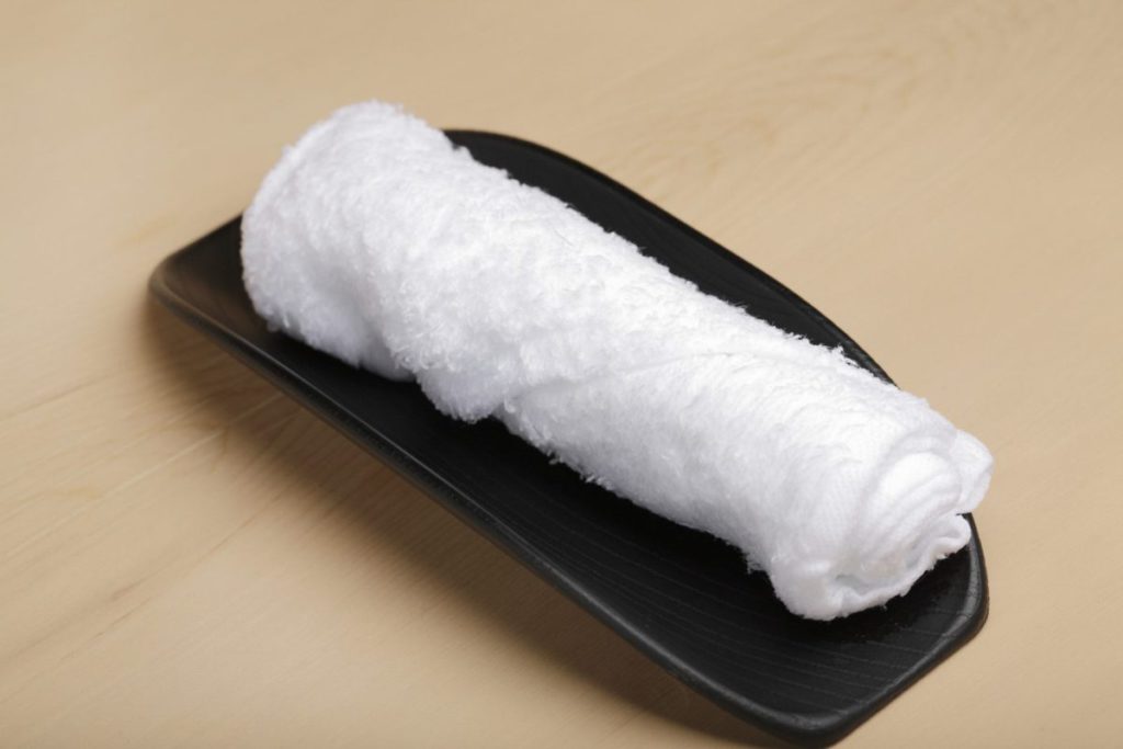 入座提供毛巾是日本餐廳文化重要一環，緊記只限抹手。