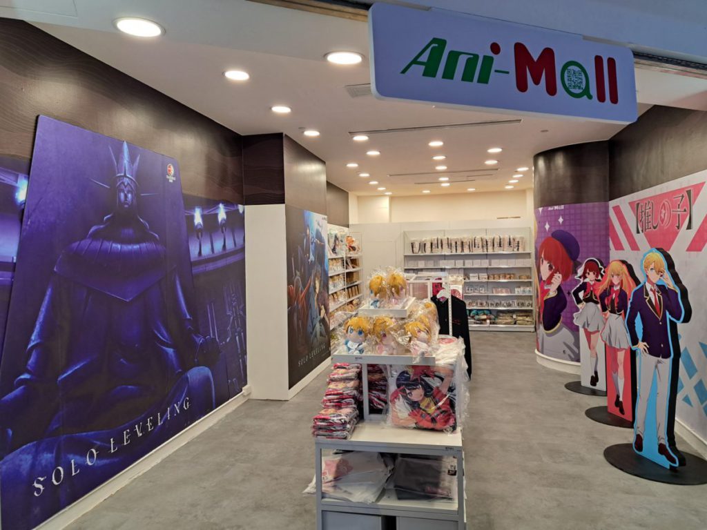 網購平台Ani-Mall 首個線下零售店，設有大熱動畫《我獨自升級》打卡位、【我推的孩子】角色造型立牌等，開張期間限定發售獨家限量【我推的孩子】福袋50個，售完即止。