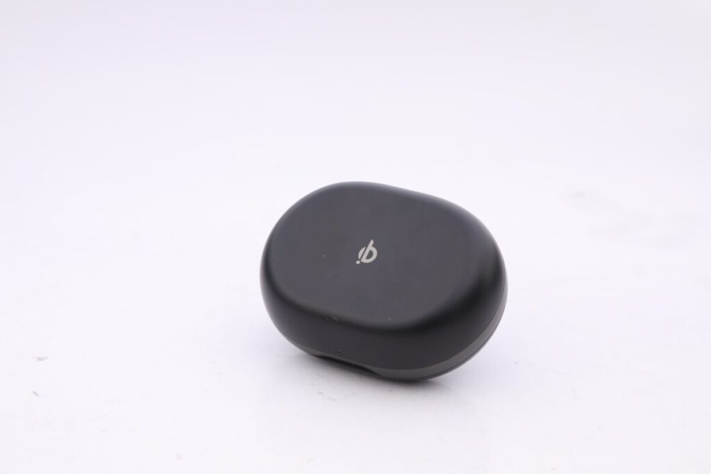充電盒具有無線 Qi 充電功能,亦可使用USB-C快充