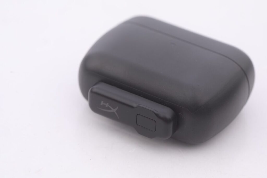 2.4G收接器可拆裝及裝到充電盒底部USB-C介面攜帶