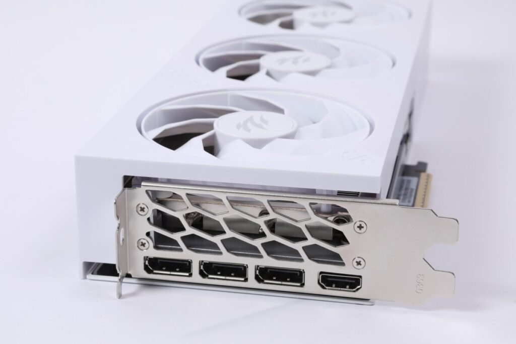 3x DP 2.1b 及 1x HDMI 2.1b