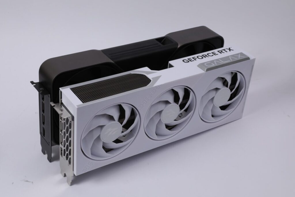 符合 NVIDIA 的 SFF-Ready 標準,約 2.5槽厚跟 RTX 5080 FE 接近