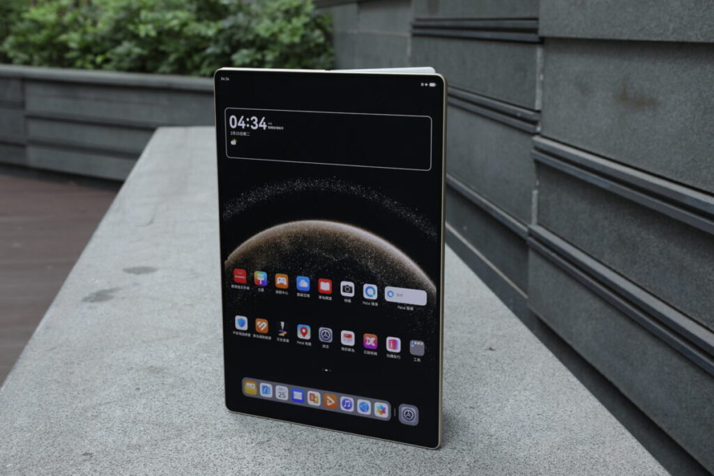 機身連鍵盤也不過 1kg 左右,其實比起很多同級的 Windows 筆電更輕巧。