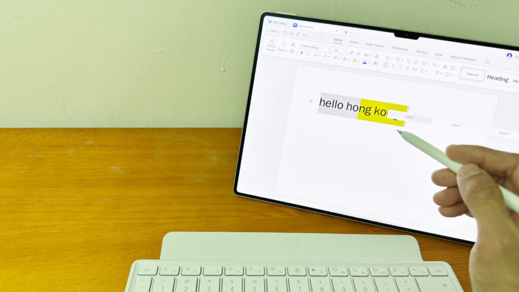 預載了不少商務應用軟件,包括可用於處理 Word、Excel、Powerpoint 等文書工作的 WPS Office