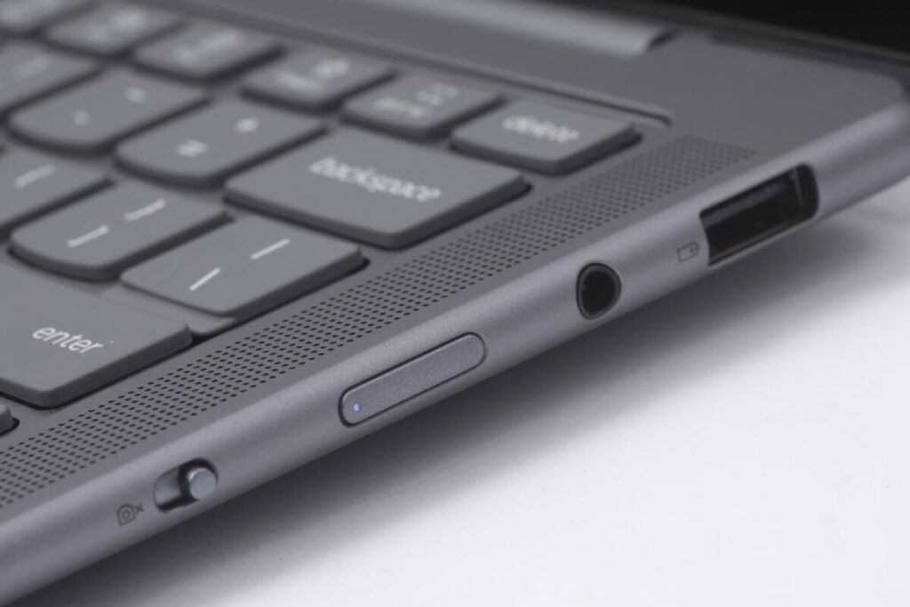 右側提供USB-A (USB 5Gbps),耳機/麥克風組合、鏡頭的電子快門開關。