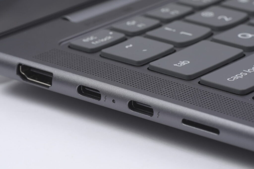 左側設有HDMI 2.1 4K/60Hz 顯示輸出、2x Thunderbolt 4 Type-C及Micro SD 讀卡器