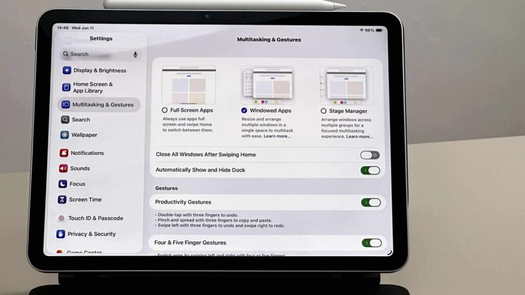 要打開 iPadPS 26 視窗模式，在設定裡面的 Multitask & Gestures 的選項，選擇 Windowed App ，或者舊式操作的全屏應用或 Stage Manager 顯示。
