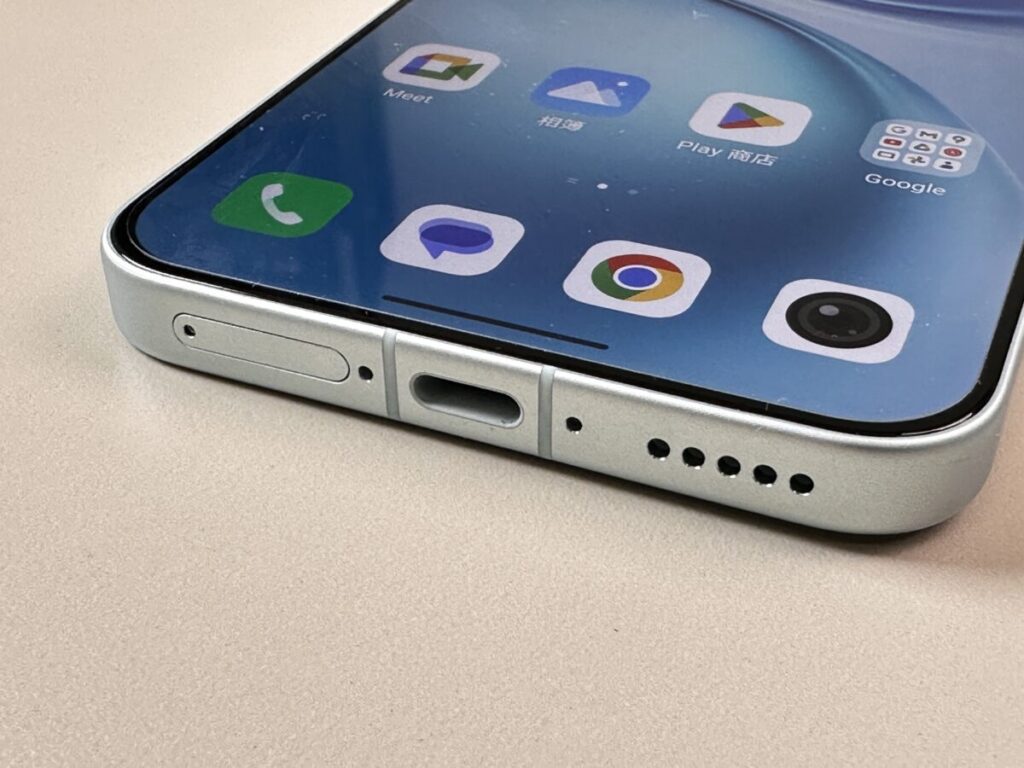 機身採用簡約的窄邊小直屏設計