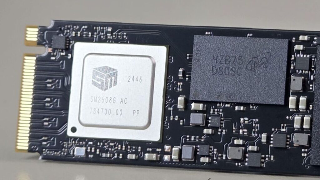 FURY Renegade Gen5 採用的 SMI SM2508 控制晶片,其右側的低功耗 DDR4 DRAM Cache。