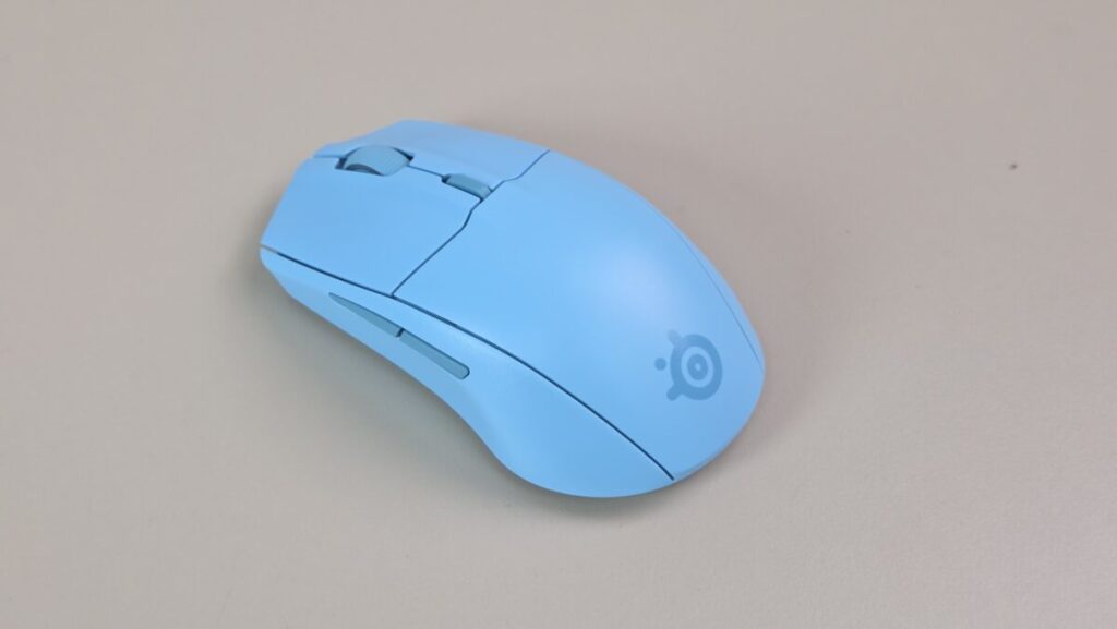 同樣是湖水藍色的 Rival 3 Wireless Gen 2, 可以跟 Arctis Nova 3 Wireless 耳機配成一對。