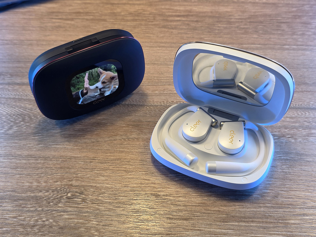 充電盒內裡有鏡可以當鏡盒用,盒面可以自訂背景圖片。