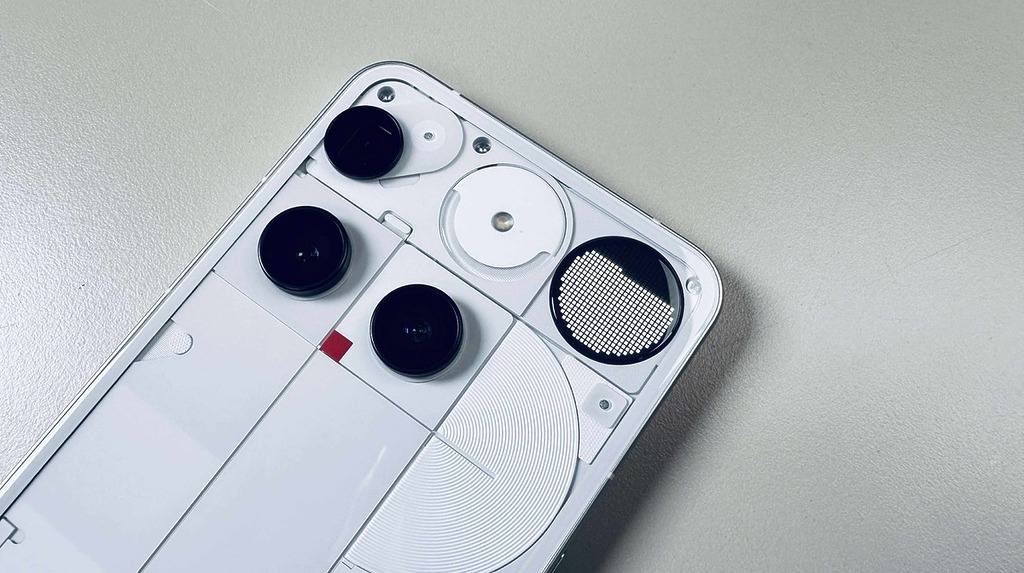 相機方面，Nothing Phone (3) 採用 4 個 5,000 萬像鏡頭，包括 5,000萬像素 1/1.3 吋感光元件 24mm 廣角主鏡頭、5,000萬像素 3 倍光學遠攝、15mm 超廣角，還有 5,000 萬像素的自拍鏡頭。