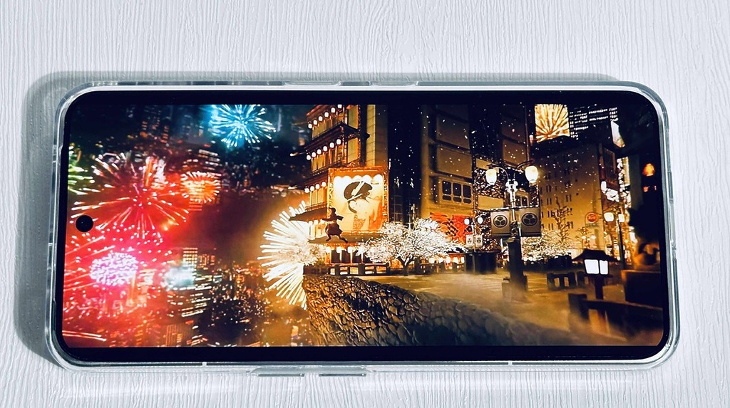 採用頂級的 6.87 吋 AMOLED 面板，解像度為 1260 x 2800 ，支援最高 4500nits 峰值亮度
