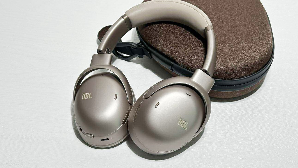 JBL 繼年初推出 Tour Pro 3 真無線耳機後，今次再推出功能同樣豐富的耳罩式 JBL Tour One M3，新型號同樣支援 LDAC 和 USB 無損音訊音訊。