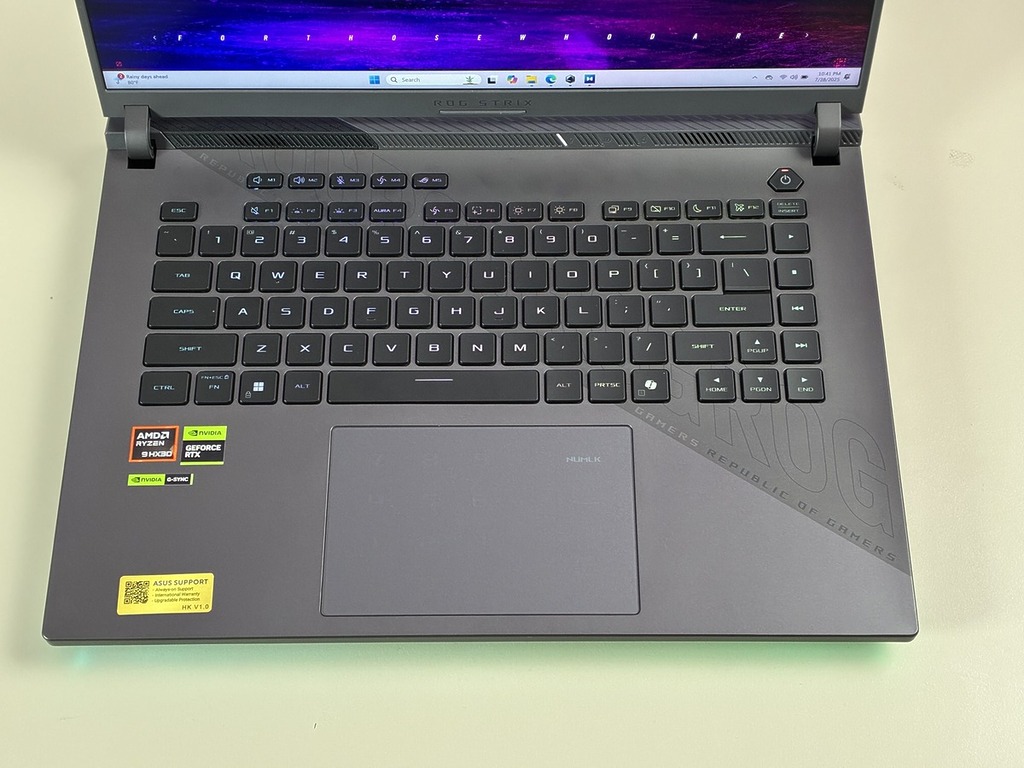 全尺寸鍵盤配備 Overstroke 技術與 2.0mm 鍵程,手感不俗。