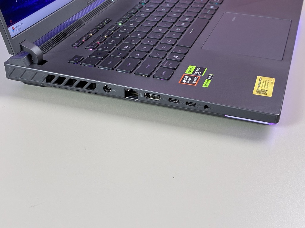 左側有 2 個 USB TYPE-C USB4(支援雙 DP 1.4)、HDMI、Gb LAN 及耳麥插口。