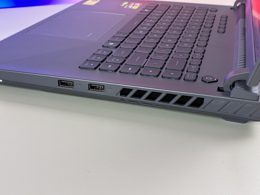 右側有 2 個 Type-A USB 3.2 Gen 2 10Gbps。