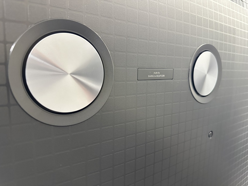 過往 TCL 多數會採用日本 Onkyo 的揚聲器系統,而今次則採用 Bang & Olufsen (B&O) 的音響技術。