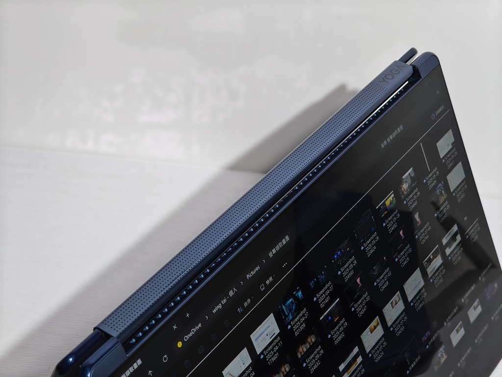 和以往的 Yoga 9i 一樣,筆電的轉軸位置更整合了 Bowers & Wilkins 喇叭的 360° 音箱,支援 Dolby Atmos 音效。