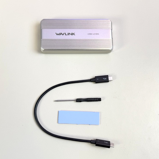 RapidFire T5 附送螺絲批、導熱片和一呎長的 Thunderbolt 5 傳輸線,方便立即安裝使用。