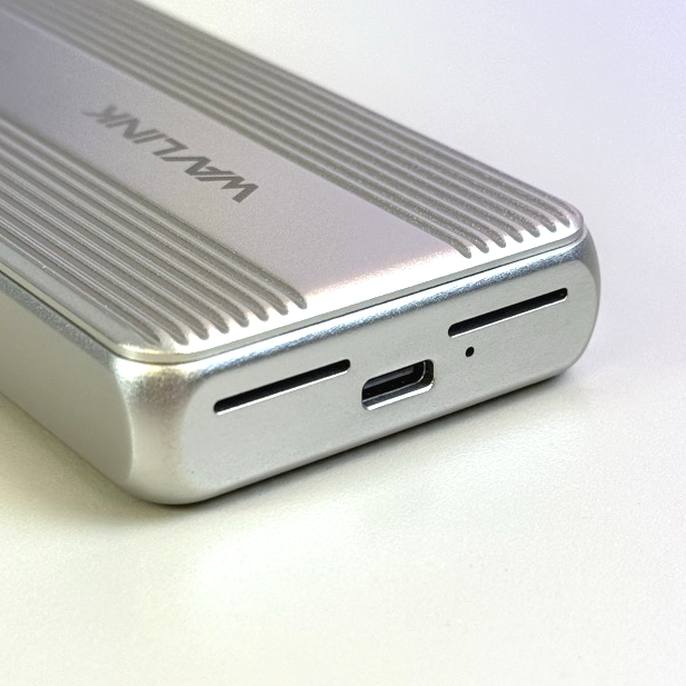 USB-C 接口一邊亦有兩個氣口讓空氣對流。
