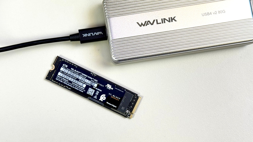 現時主流的 PCIe 4.0x4 NVMe SSD 已能充分發揮 Thunderbolt 5/USB4 v2 的傳輸性能,反而應避免使用 PCIe 5.0 SSD。