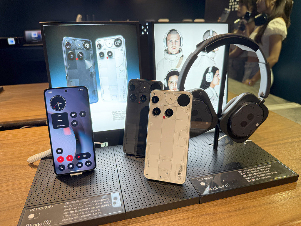 Nothing Phone (3) and Nothing Headphone (1)