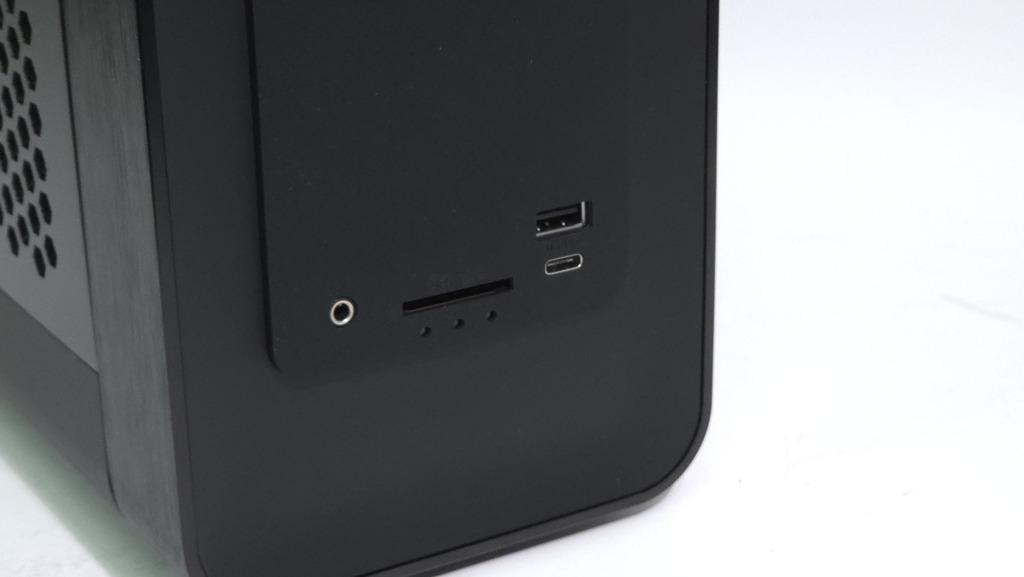 面板位置亦加設三合一 SD 讀卡機、USB 5Gbps Type-A、USB 5Gbps Type-C,中央上方電源鍵加有白色燈環。