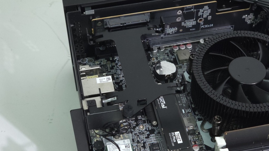 免工具的 SATA 2.5" 固定架。