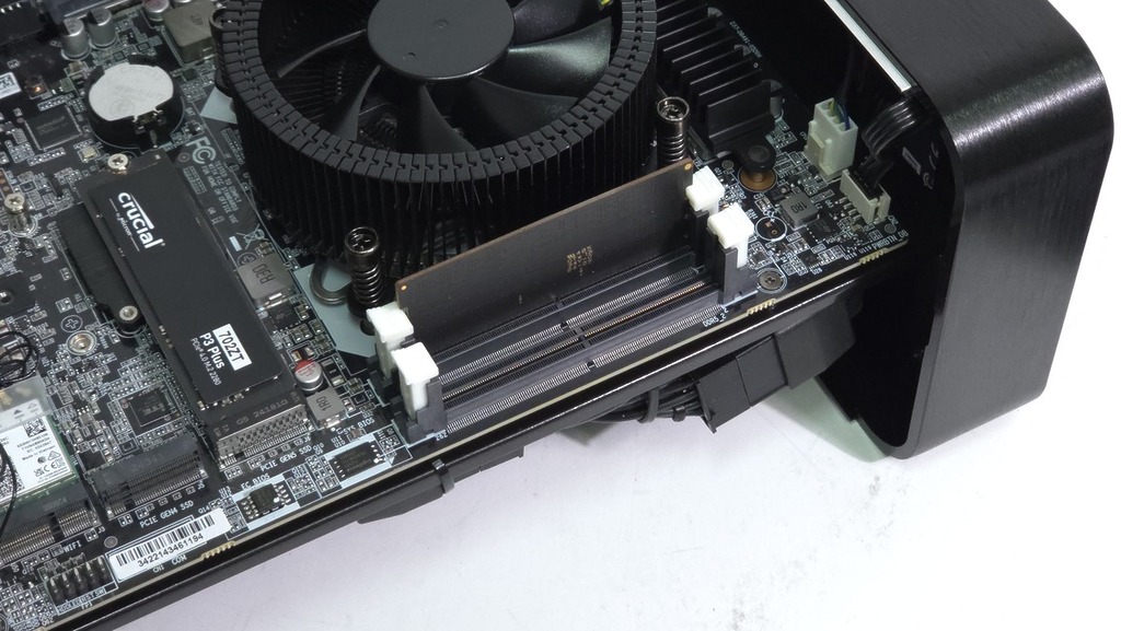 2 條 SO-DIMM 槽,使用一對 Dual-Channel 才有最佳效能。