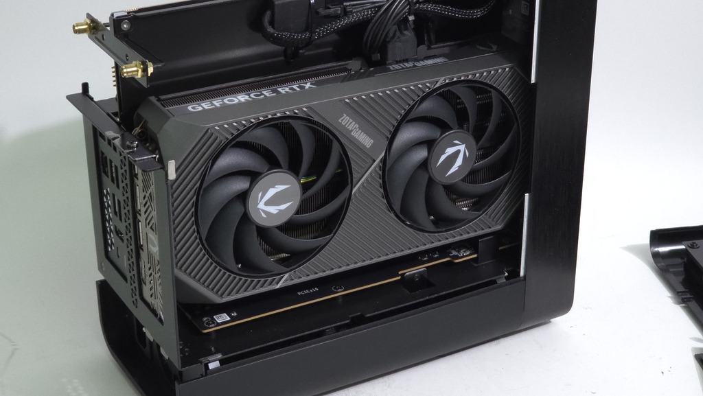 標準尺寸的 GF RTX 5070 Twin Edge OC,並非一部分機種改用流動版本。