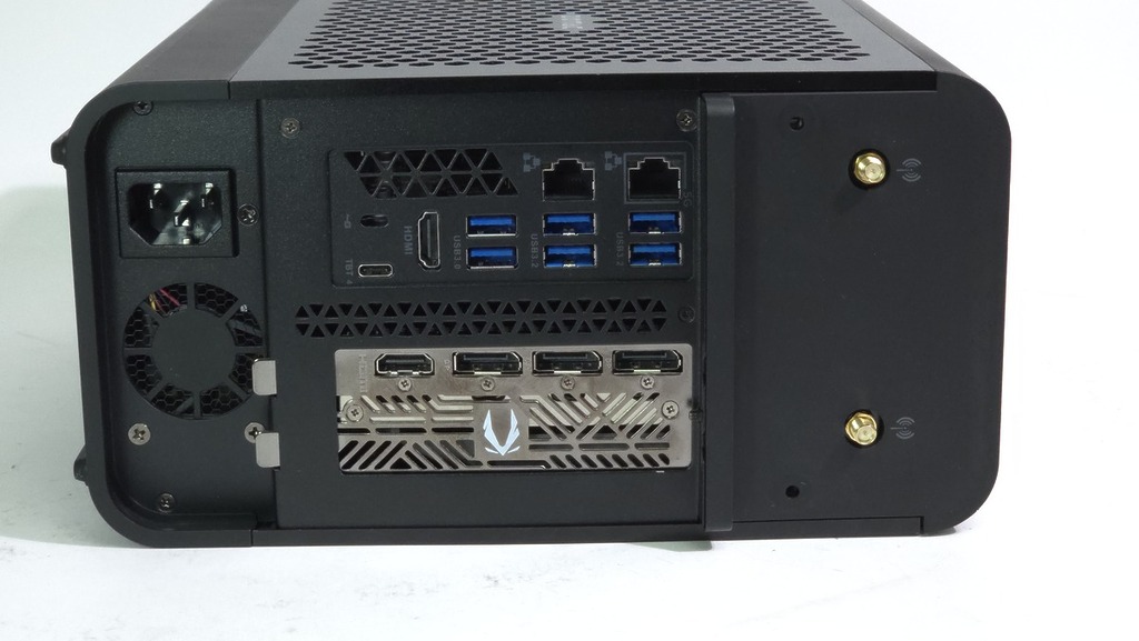 主機板提供一個 HDMI 給處理器 iGPU 輸出及支援 DP alt 的 TB4 Type-C 埠,另在 RTX 5070 顯示卡提供 3 個 DP 及 1個 HDMI 輸出,原生可輸出 6 個 4K60 畫面。