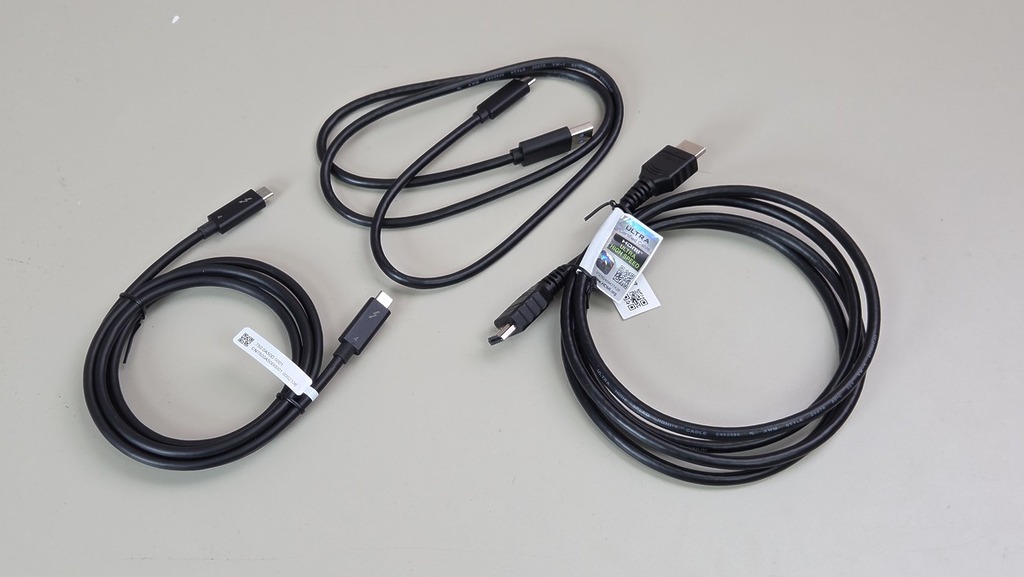 配件纜線,有 Thunderbolt USB-C 及 HDMI 2.1、USB 集線器訊號線。