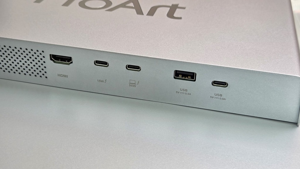 雙 Thunderbolt USB-C、HDMI 2.1 輸入及 USB 集線器。