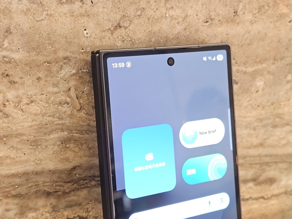 外屏的開孔自拍鏡頭為 10MP。