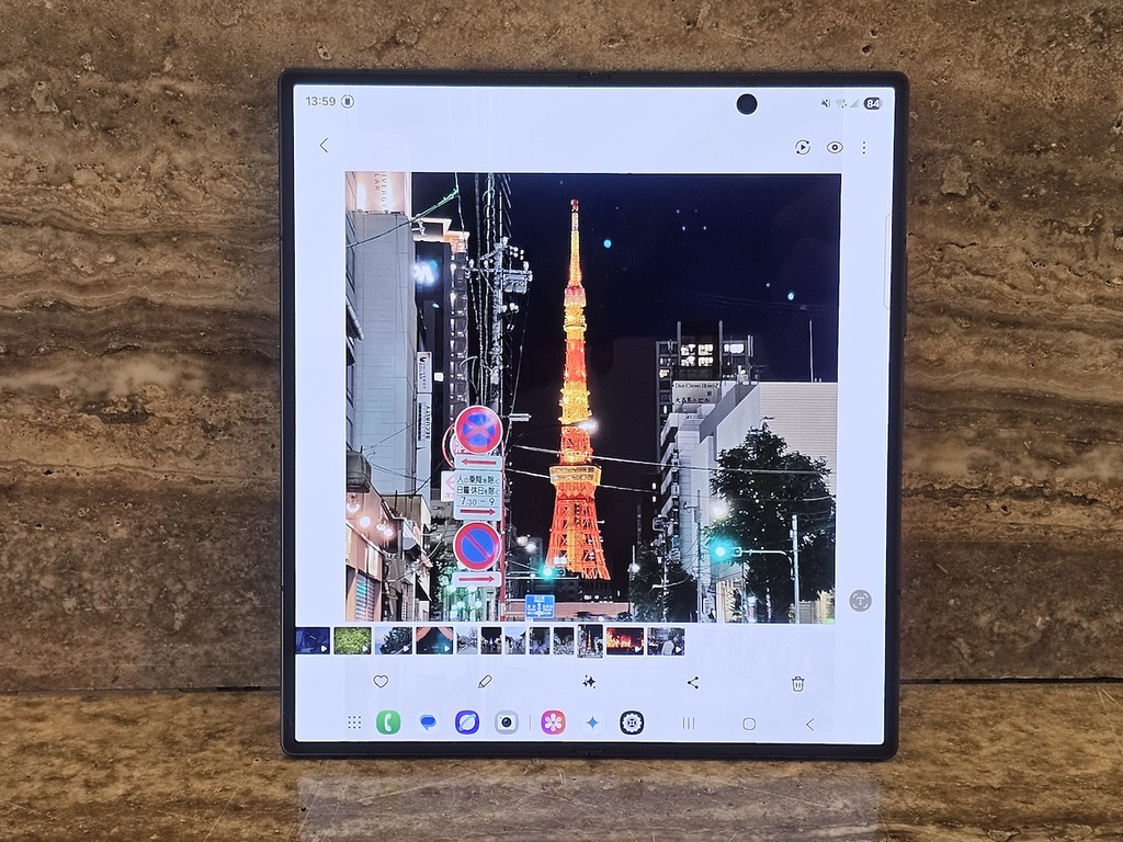 Fold7 的主屏幕加大至 8",畫面可顯示更大範圍,多工作業時更見方便。