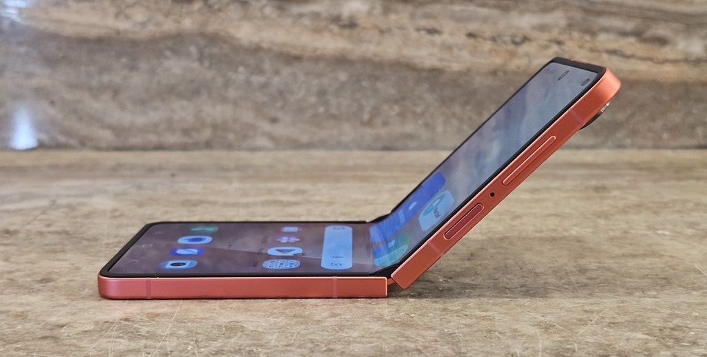 Flip7 用上全新、更纖薄的 Armor FlexHinge,加上鋁合金框架,全機只重 188g。