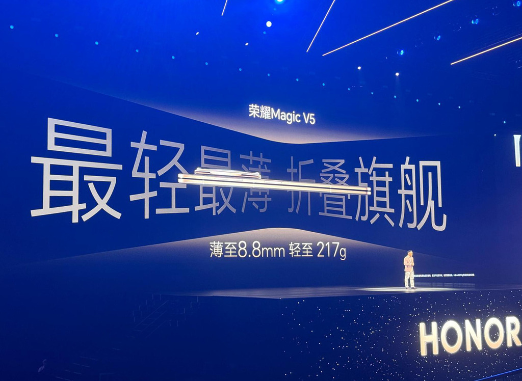 新一代摺屏旗艦厚度只有 8.8mm，重量只有 217g，但電池容量就達到 6,100mAh，續航時間達 7.1 小時。