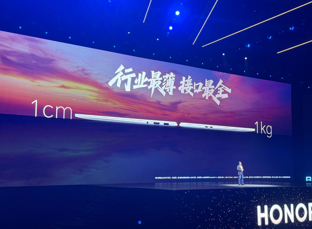 只有 1cm 厚度的機身提供齊全的接口。