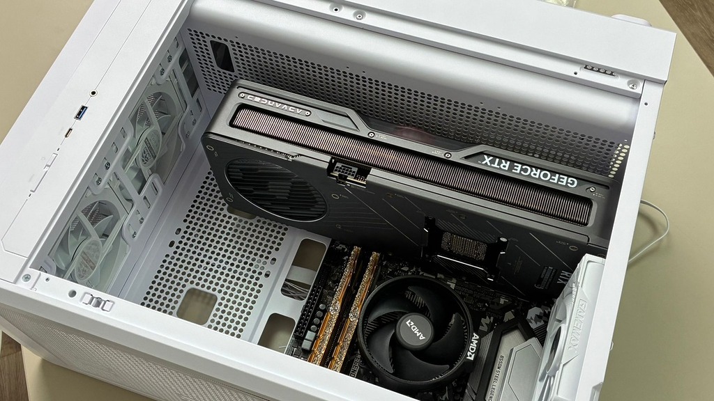 3 槽巨卡 RTX 5090 D 沒有問題容納,電源艙的透氣孔十分重要。