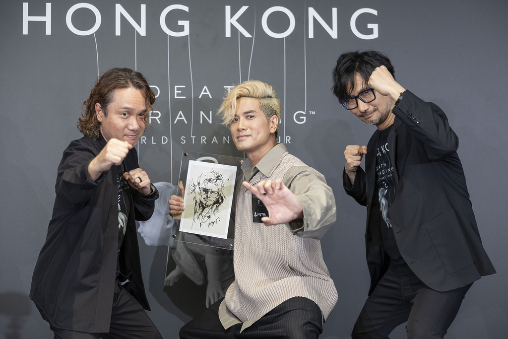 左起:新川洋司、伍允龍與小島秀夫,手持全球只有一張的新川風格「王九」肖像。