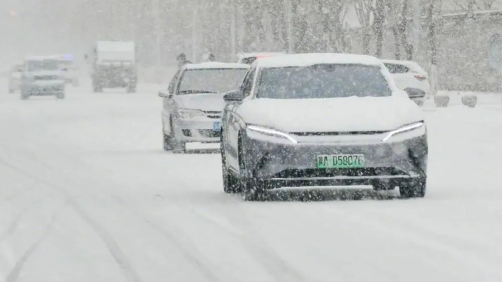 2025 年初,不少新能電動車在特大暴雪下,因為電池及車機系統出現故障亦無法行駛