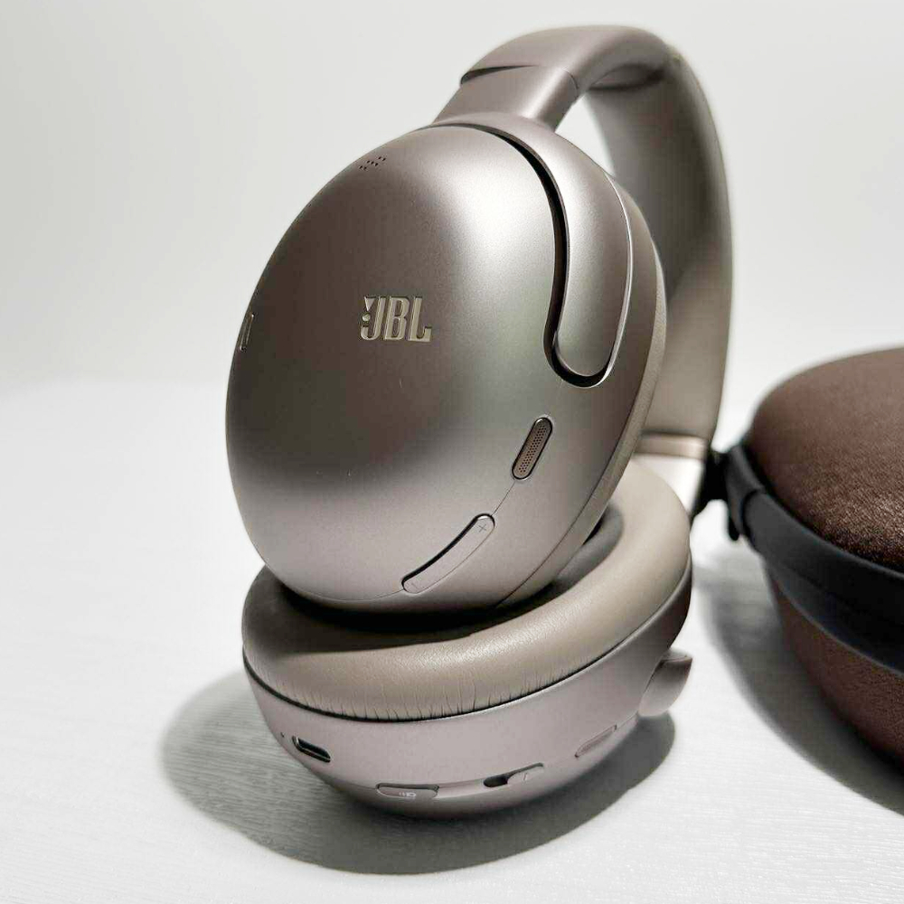 相比市場上的同類產品，JBL Tour One M3 的設計上會略為低調樸素，採用全塑料、可平折／折疊式的機身結構，未有追求隱藏鉸鏈或高階材料等。