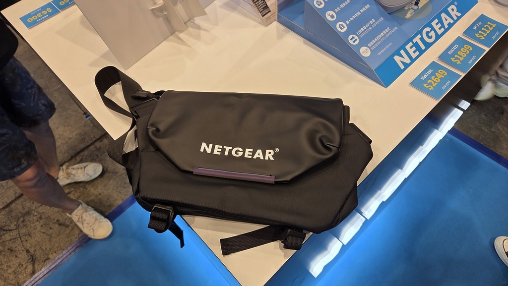 購買 NETGEAR Wi-Fi 7 路由器所送的時尚磁吸斜挎包。