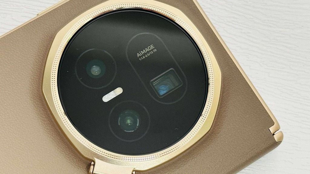 Magic V5 是採用三鏡頭相機模組,包括 64MP 3x 光學變焦相機、50MP 主鏡頭和 50MP 超廣角鏡頭。