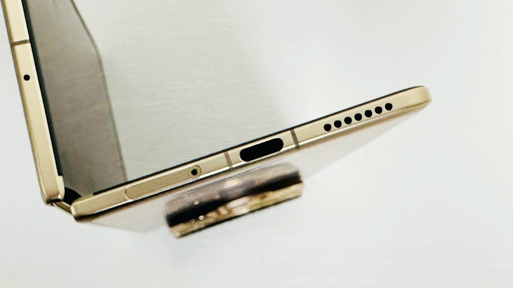 手上的曙光金版,展開後厚度僅 4.2mm,比起 USB-C 插口僅厚丁點。