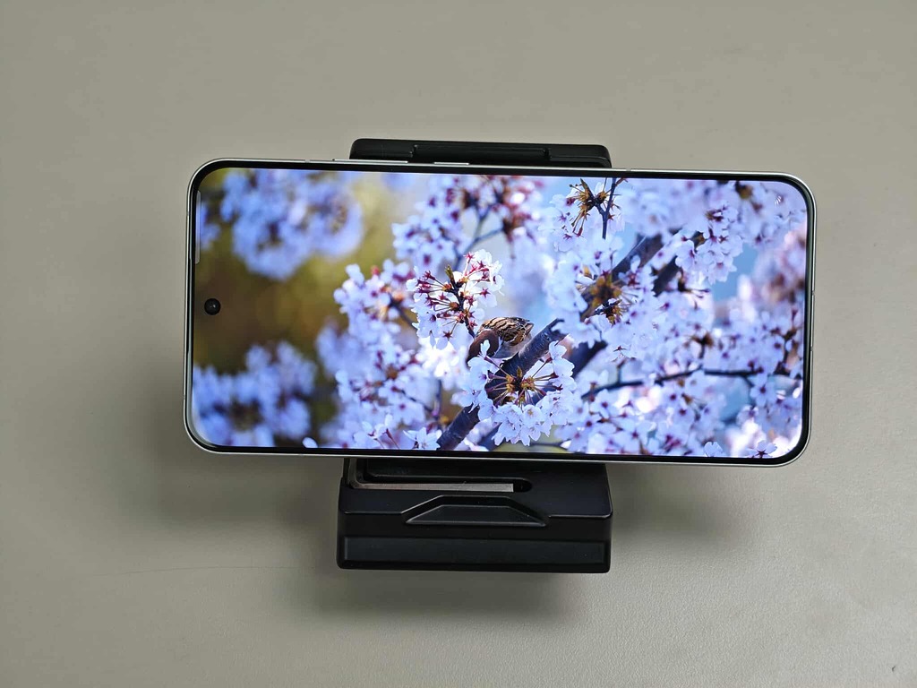 Reno 14 Pro 採用 6.83 吋 1,272 × 2,800 解像度 AMOLED 屏幕，雖然屏幕亮度只有 1,200nits，但播放 HDR 影片的亮度和細緻度也不錯。