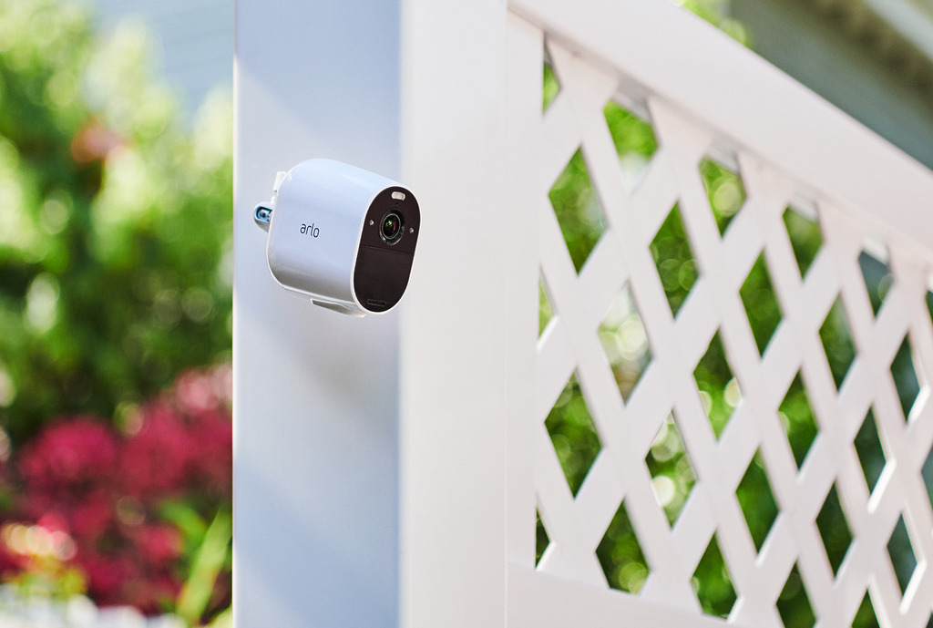 Essential Spotlight (VMC2230) 無線網絡攝影機，是一款可於室外使用的 IP Cam 產品。